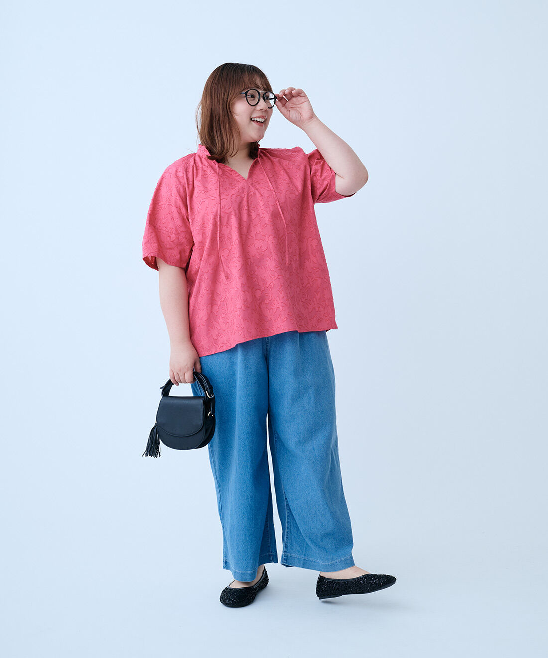 Live in  comfort|コットンジャカードで肌心地さらり華やかデザイントップスとCOCUE&times;リブ インコンフォート華やかなスパンコール フラットパンプス〈ブラック〉のコーディネート