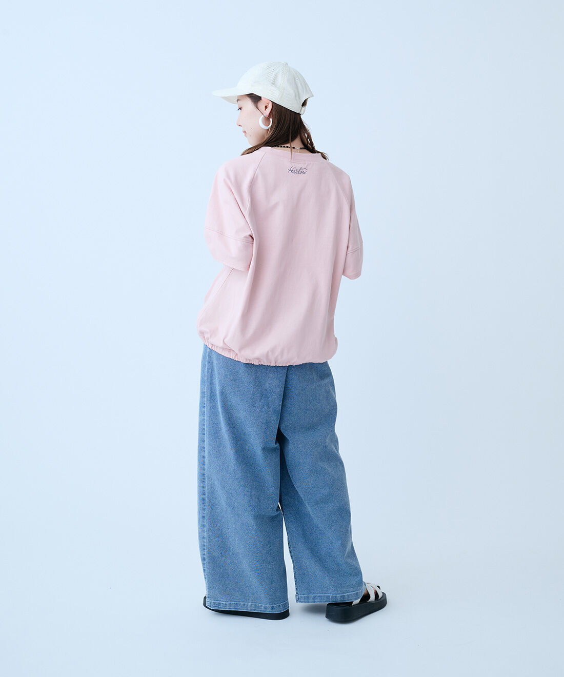 Live in  comfort|ハーロウアイスクリームさん涼やか アイスコットンフレーバー トップスとケミカルウオッシュ加工のデニムパンツ　とくぼっち アクセ感覚で映えるっくしゅくしゅショルダーバッグ〈ブルー〉のコーディネート