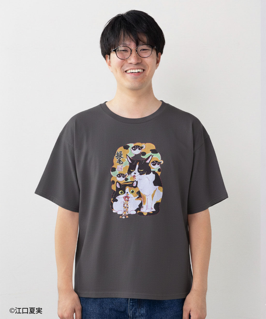 フェリシモギフトショップ|江口夏実&times;猫部 地域猫チャリティーTシャツ2026|※写真は着用イメージです。（モデル身長179cm/サイズ3着用イメージ）