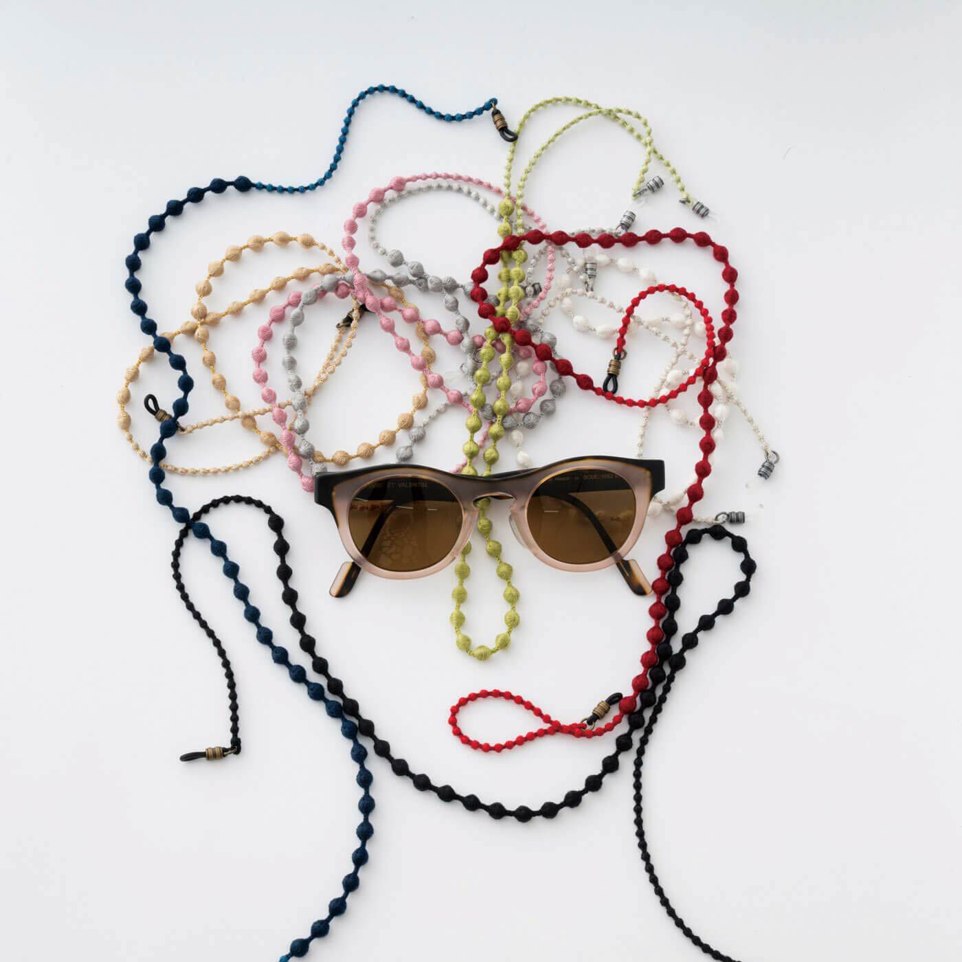 フェリシモギフトショップ|群馬の老舗刺繍工房が作った　糸の宝石のグラス用ネックレス〈アップルレッド〉 [日本製]