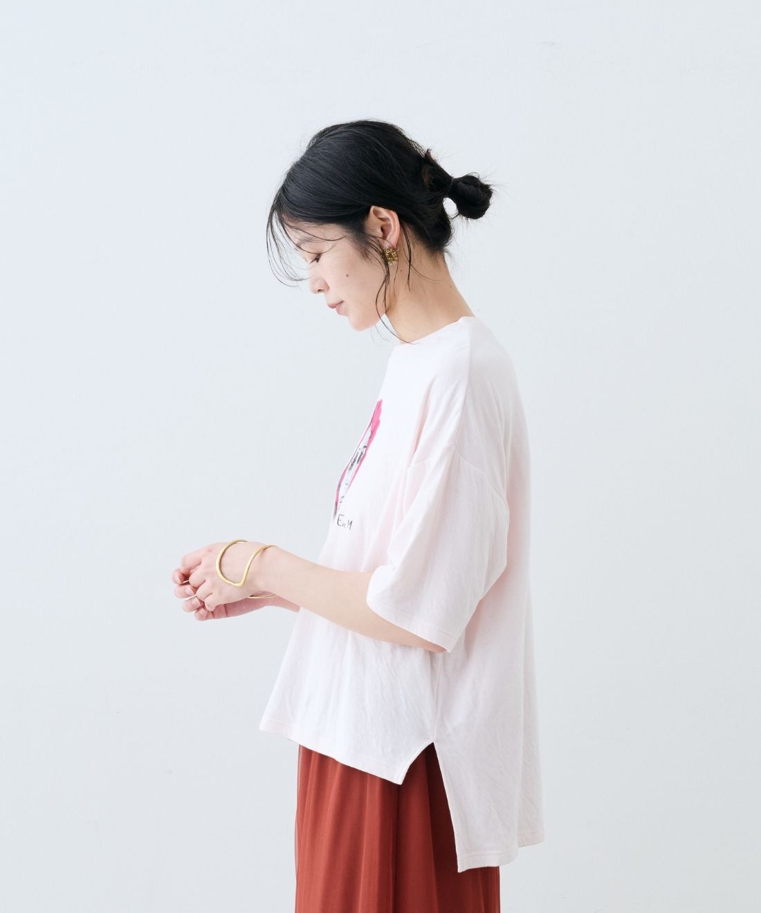 mensha!|mensha！&times;フランスのアーティストEVEさん　オーガニックコットンプリントTシャツ by LOVE＆PEACE PROJECT〈ライトピンク〉