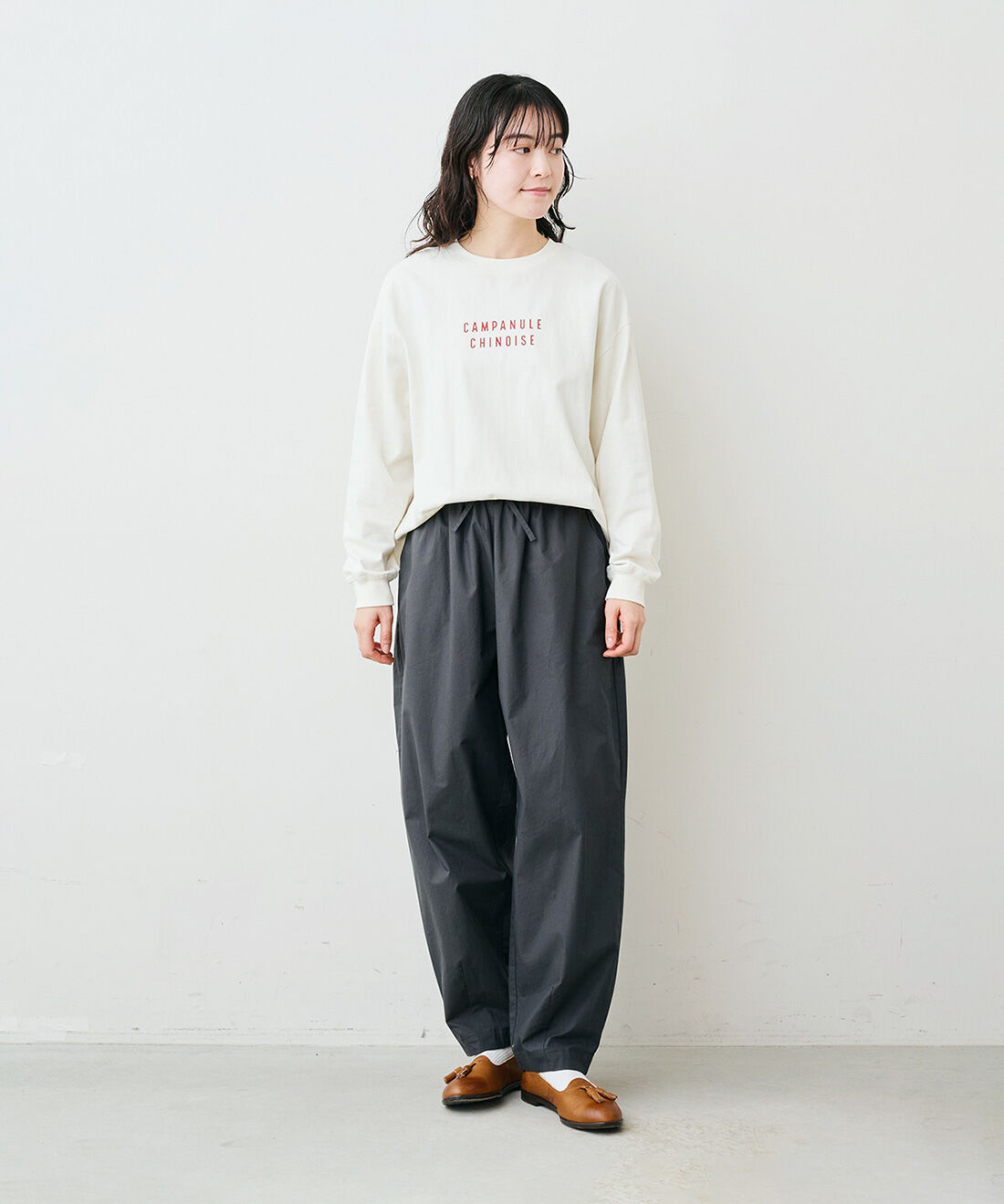 Live in  comfort|一枚で着てサマになるオーガニックコットン ロゴ TシャツとUVカット＆吸汗速乾機能のすっきり見えぷっかりバレルパンツ〈チャコールグレー〉のコーディネート