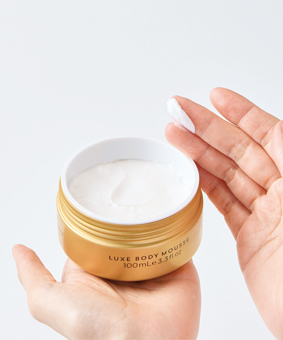 フェリシモの雑貨 Kraso|LIGURIAN HONEY　リュクスボディムース|適量を手に取り、乾燥しやすい場所にマッサージしながら塗ります。