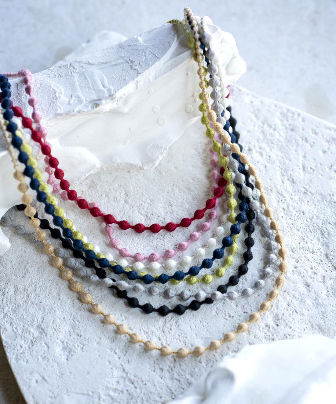 フェリシモの雑貨 Kraso|群馬の老舗刺繍工房が作った 糸の宝石のグラス用ネックレス〈リリーグリーン〉[日本製]