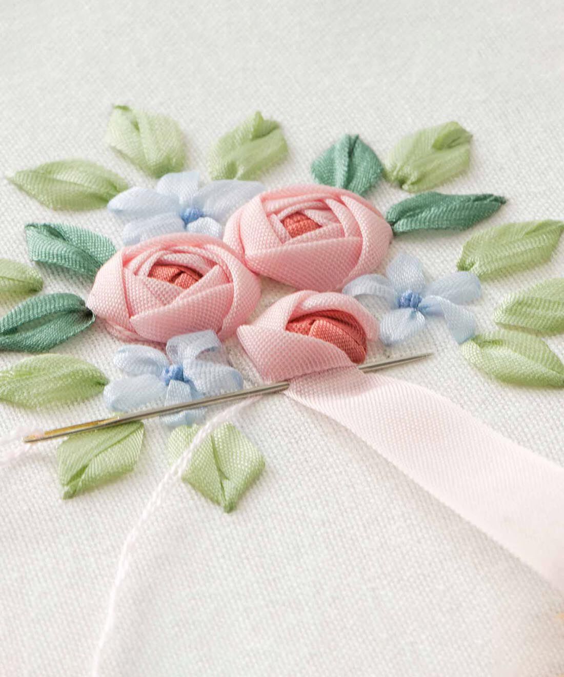 Couturier[クチュリエ]|砂糖菓子のように甘くてかわいい お花のリボン刺しゅうの会|リボンの色を変え、さらに繰り返すと立体的なバラが表現できます。