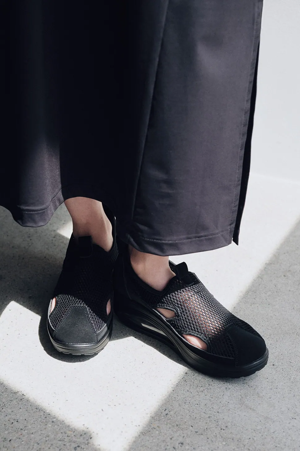 エアクッション仕様のカーブソール メッシュサンダル〈ブラック〉 &yen;7,590 (in tax)