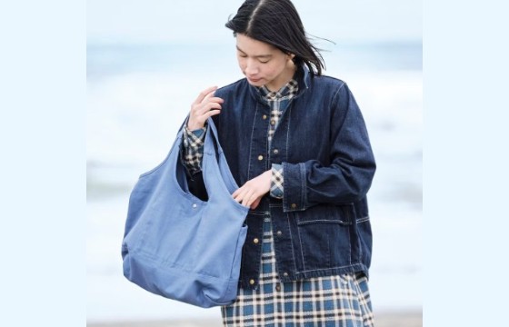 いっしょ買い：グレイッシュブルーのキャンバスバッグ